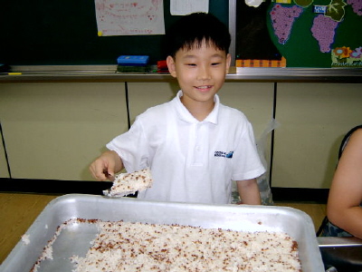 선생님이 학생수에 맞게 미리 선을 그어 나누어주면 한칸씩 밥을 퍼 줍니다. 